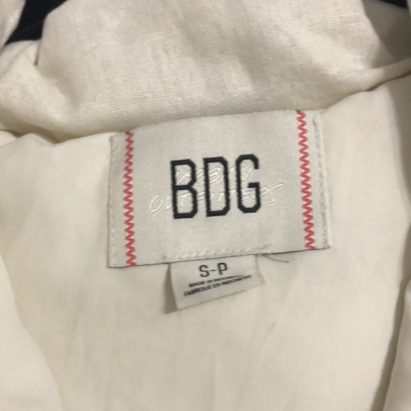 Urban Outfitters BDG Cropped White Collared Zip-Up Cinch Waist Puffer Vest - Picture 7 of 12